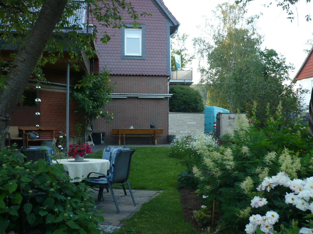 Blick auf Eingang von Garten aus