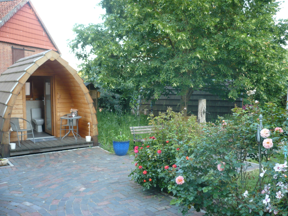 Toilettenh&auml;uschen im Garten